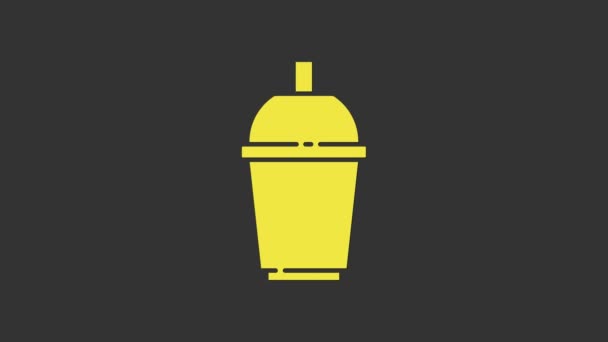 Желтая чашка кофе, чтобы пойти значок изолирован на сером фоне. Видеографическая анимация 4K — стоковое видео