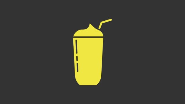 Κίτρινη εικόνα Milkshake απομονωμένη σε γκρι φόντο. Πλαστικό κύπελλο με καπάκι και καλαμάκι. 4K Γραφική κίνηση κίνησης βίντεο — Αρχείο Βίντεο