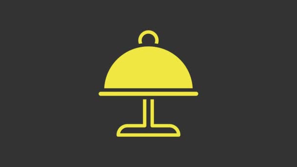 Κίτρινο Καλυμμένο με ένα δίσκο με εικόνες τροφίμων που απομονώνονται σε γκρι φόντο. Δίσκος και καπάκι. Ρούχα εστιατορίου με καπάκι. Το σύμβολο της κουζίνας. 4K Γραφική κίνηση κίνησης βίντεο — Αρχείο Βίντεο