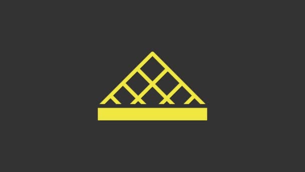 Ícone amarelo da pirâmide de vidro do Louvre isolado sobre fundo cinza. Museu do Louvre. Animação gráfica em movimento de vídeo 4K — Vídeo de Stock