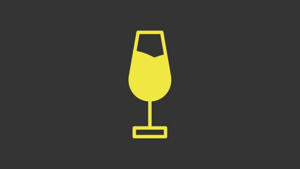 Κίτρινη γυάλινη εικόνα κρασιού που απομονώνεται σε γκρι φόντο. Πινακίδα από γυαλί. 4K Γραφική κίνηση κίνησης βίντεο — Αρχείο Βίντεο