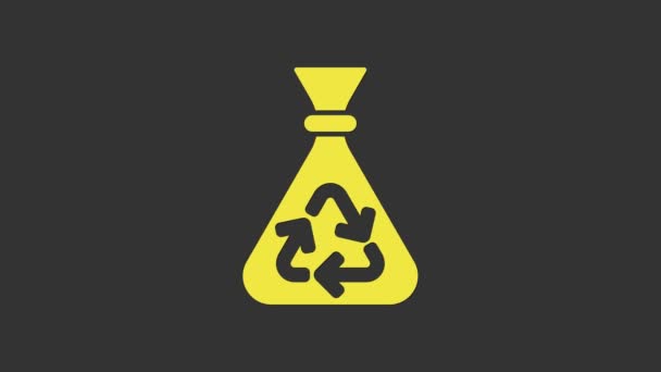 Sacchetto giallo della spazzatura con icona simbolo del riciclo isolato su sfondo grigio. L'icona del cestino. Ricicli il segno del cestino. Animazione grafica 4K Video motion — Video Stock