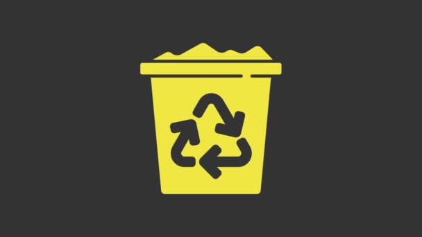 Желтый контейнер Recycle с иконкой символа вторичной переработки изолирован на сером фоне. Значок мусорного бака. Знак мусорного бака. Знак корзины для мусора. Видеографическая анимация 4K — стоковое видео