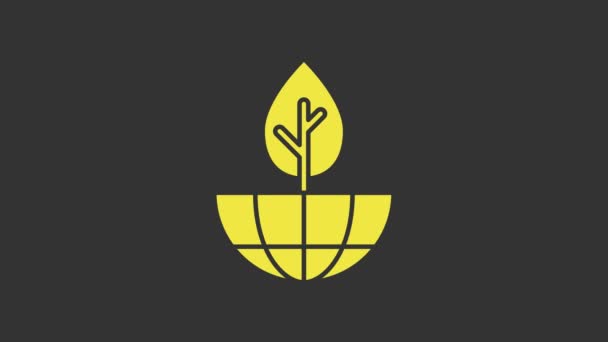 Terra gialla globo e icona della pianta isolato su sfondo grigio. Segno del mondo o della Terra. Forme geometriche. Concetto ambientale. Animazione grafica 4K Video motion — Video Stock