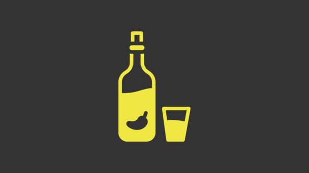 Vodka jaune avec poivre et icône en verre isolé sur fond gris. L'alcool national ukrainien. Animation graphique de mouvement vidéo 4K — Video