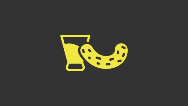 Verre jaune avec vodka et icône de concombre isolé sur fond gris. Animation graphique de mouvement vidéo 4K — Video