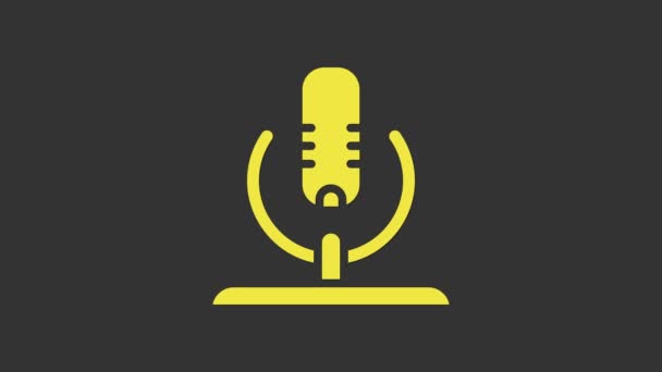 Κίτρινη εικόνα μικροφώνου απομονωμένη σε γκρι φόντο. Στο μικρόφωνο του ασυρμάτου. Υπογραφή ομιλητή. 4K Γραφική κίνηση κίνησης βίντεο — Αρχείο Βίντεο