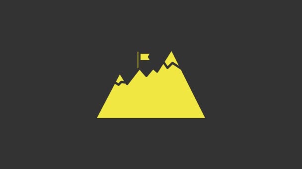 Gelbe Berge mit Flagge auf dem oberen Symbol isoliert auf grauem Hintergrund. Symbol für Sieg oder Erfolg. Zielerreichung. 4K Video Motion Grafik Animation — Stockvideo