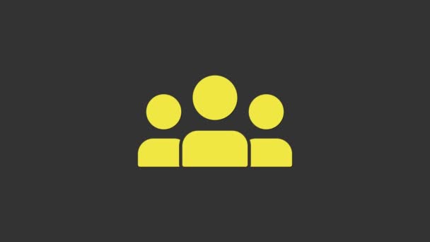 Иконка группы желтых пользователей выделена на сером фоне. Икона группы людей. Символ бизнес-аватара - иконка профиля пользователя. Видеографическая анимация 4K — стоковое видео