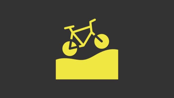 Bicicleta amarilla aislada sobre fondo gris. Carrera de bicicletas. Deporte extremo. Equipamiento deportivo. Animación gráfica de vídeo 4K — Vídeos de Stock