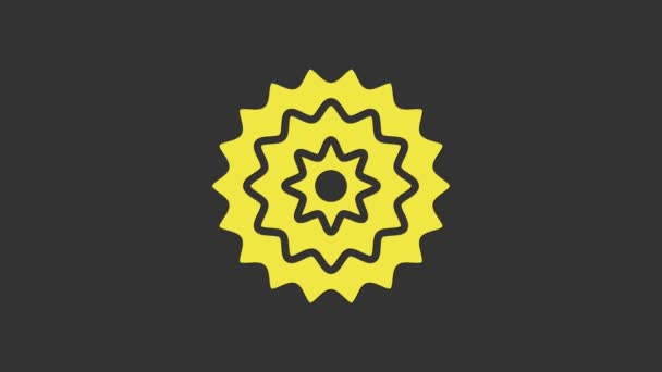 Жовта велосипедна касета гірського велосипеда ізольована на сірому фоні. Задній велосипедний проросток. Ланцюговий журавель з ланцюгом. 4K Відео рух графічна анімація — стокове відео