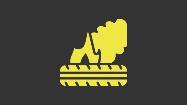 Žluté Ležící hořící pneumatiky ikony izolované na šedém pozadí. Grafická animace pohybu videa 4K — Stock video