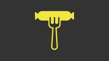 Çatal simgesindeki sarı sosis gri arkaplanda izole edilmiş. Izgara sosis ve aroma işareti. 4K Video hareketli grafik canlandırması