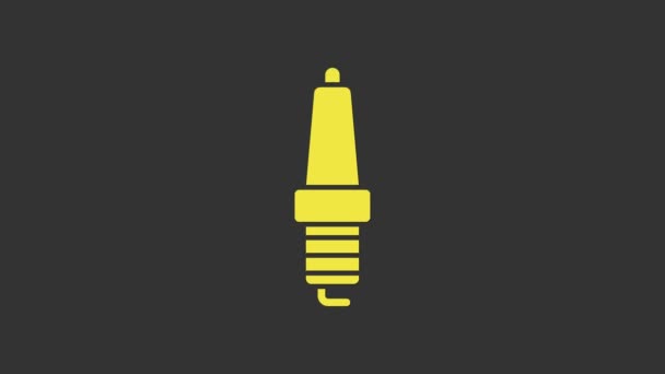 Żółta ikona świecy zapłonowej samochodu izolowana na szarym tle. Elektryczna świeca. 4K Animacja graficzna ruchu wideo — Wideo stockowe