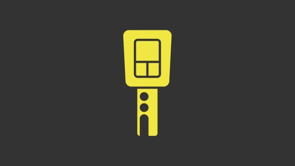 Желтый ключ от автомобиля с дистанционным значком на сером фоне. Ключ от машины и сигнализация. Видеографическая анимация 4K — стоковое видео