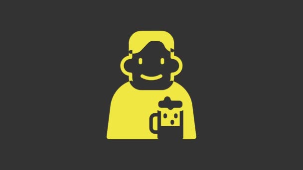Žlutý šťastný muž s ikonou piva izolované na šedém pozadí. Grafická animace pohybu videa 4K — Stock video