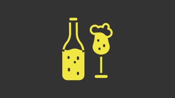 Sarı bira şişesi ve gri arka planda izole edilmiş cam ikon. Alkol içeceği sembolü. 4K Video hareketli grafik canlandırması — Stok video