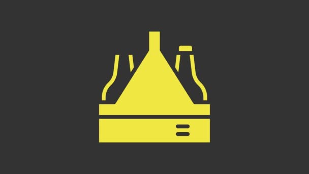 Yellow Pack van bierflesjes pictogram geïsoleerd op grijze achtergrond. Zaak krat bier doos teken. 4K Video motion grafische animatie — Stockvideo