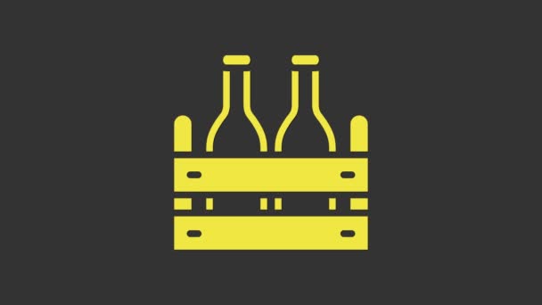 Pack Amarillo de botellas de cerveza icono aislado sobre fondo gris. Caja de madera y botellas de cerveza. Cartel de caja de cerveza caja de caja. Animación gráfica de vídeo 4K — Vídeo de stock