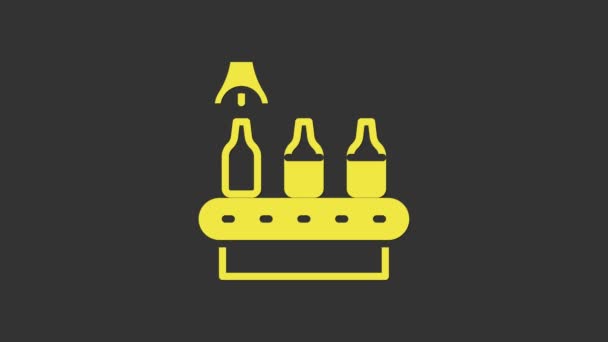 Línea de producción de la fábrica de cerveza amarilla verter bebida alcohólica en botellas de vidrio icono aislado sobre fondo gris. Animación gráfica de vídeo 4K — Vídeo de stock