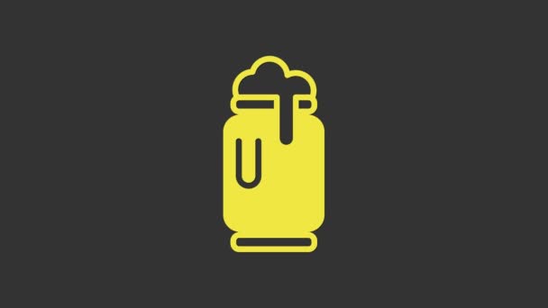 Gri arka planda izole edilmiş köpük ikonu olan sarı bira kutusu. 4K Video hareketli grafik canlandırması — Stok video