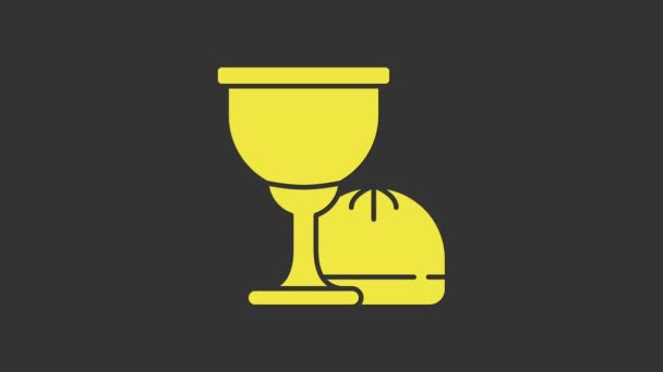 Icono amarillo del Santo Grial o cáliz aislado sobre fondo gris. Cáliz cristiano. Icono del cristianismo. Animación gráfica de vídeo 4K — Vídeos de Stock