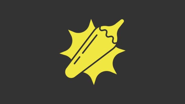 Icono de vaina de chile amarillo picante aislado sobre fondo gris. Diseño para comestibles, productos culinarios, condimentos y paquetes de especias, libro de cocina. Animación gráfica de vídeo 4K — Vídeo de stock