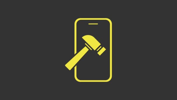 Smartphone amarillo con icono de pantalla rota aislado sobre fondo gris. Icono de pantalla del teléfono roto. Animación gráfica de vídeo 4K — Vídeos de Stock