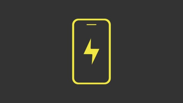 グレーの背景に隔離された黄色のスマートフォン充電バッテリーアイコン。バッテリー残量が少ない電話。4Kビデオモーショングラフィックアニメーション — ストック動画