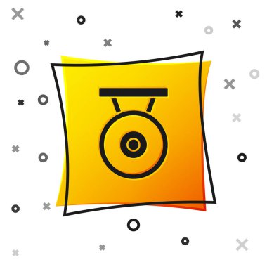 Siyah gong müzik perküsyon enstrümanı dairesel metal disk ikonu beyaz arka planda izole edildi. Sarı kare düğme. Vektör