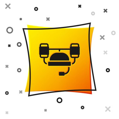 Siyah bira kaskı ya da beyaz arka planda izole edilmiş içki ikonu. Sarı kare düğme. Vektör