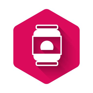 Beyaz bira ikonu uzun gölge arkaplan ile izole edilebilir. Pembe altıgen düğmesi. Vektör