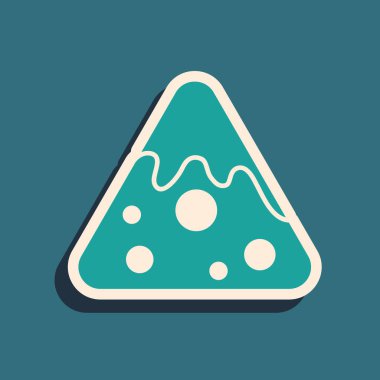 Yeşil arkaplanda yeşil cips simgesi izole edildi. Tortilla cipsi veya nachos tortilla. Geleneksel Meksika fast food 'u. Uzun gölge tarzı. Vektör