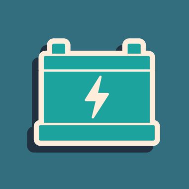 Yeşil Aracın pil simgesi yeşil arkaplanda izole edildi. Akümülatör bataryası enerji ve elektrik akümülatörü bataryası. Uzun gölge tarzı. Vektör
