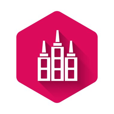 Beyaz gökdelen simgesi uzun gölge arkaplanı ile izole edildi. Metropolis mimarisi panoramik manzara. Pembe altıgen düğmesi. Vektör