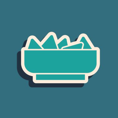 Yeşil arkaplanda yeşil cips ikonu var. Tortilla cipsi veya nachos tortilla. Geleneksel Meksika fast food menüsü. Uzun gölge tarzı. Vektör