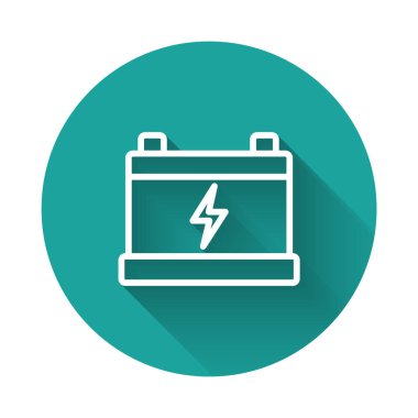 Beyaz çizgili araba aküsü ikonu uzun gölge arkaplanlı. Akümülatör bataryası enerji ve elektrik akümülatörü bataryası. Yeşil daire düğmesi. Vektör