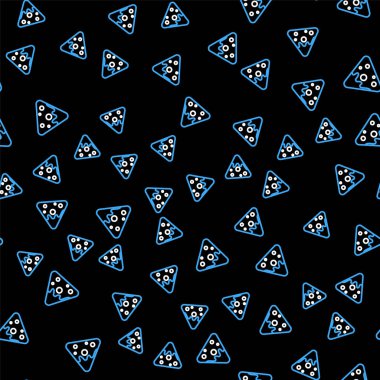 Çizgi Nachos simgesi siyah arkaplanda izole edilmiş kusursuz desen. Tortilla cipsi veya nachos tortilla. Geleneksel Meksika fast food 'u. Vektör