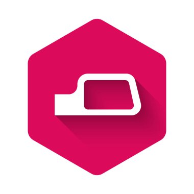 Beyaz Araba ayna ikonu uzun gölge arkaplan izole. Pembe altıgen düğmesi. Vektör