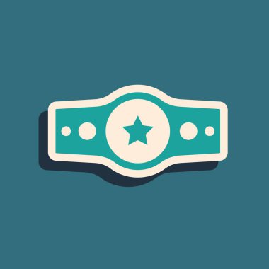 Yeşil boks kuşağı simgesi yeşil arkaplanda izole edildi. Kemer boks şampiyonası dövüş ödülünü kazandı. Uzun gölge tarzı. Vektör