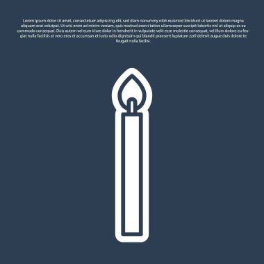 Mavi çizgi yanan mum simgesi mavi arkaplanda izole edildi. Silindirik mum çubuğu ve yanan ateş. Vektör