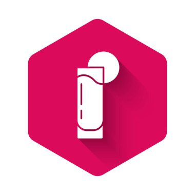 Uzun gölgeli izole edilmiş limon ikonlu beyaz tekila bardağı. Meksika alkolü. Pembe altıgen düğmesi. Vektör