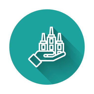 Beyaz çizgi gökdelen simgesi uzun gölge arkaplanı ile izole edildi. Metropolis mimarisi panoramik manzara. Yeşil daire düğmesi. Vektör