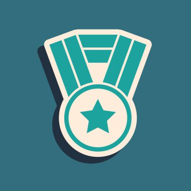 Yeşil madalyalı simge yeşil arka planda izole edildi. Kazanan başarı işareti. Ödül madalyası. Uzun gölge tarzı. Vektör