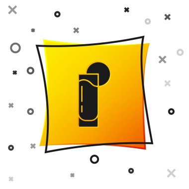 Beyaz arka planda izole edilmiş limon ikonlu siyah tekila bardağı. Meksika alkolü. Sarı kare düğme. Vektör