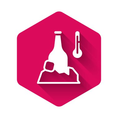 Uzun gölgeli beyaz soğuk bira şişesi ikonu. Pembe altıgen düğmesi. Vektör