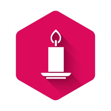 Beyaz yanan mum simgesi uzun gölge arkaplanı ile izole edilmiş. Silindirik mum çubuğu ve yanan ateş. Pembe altıgen düğmesi. Vektör