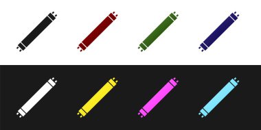 Siyah ve beyaz arka planda izole edilmiş uzun ışıklandırma floresan enerji tasarrufu ikonu ayarla. Vektör