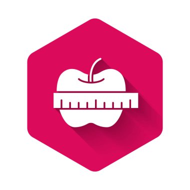 Beyaz Elma ve uzun gölge arkaplan izole mezura mezurası. Fazla kilolu. Sağlıklı diyet menüsü. Fitness diyeti elması. Pembe altıgen düğmesi. Vektör