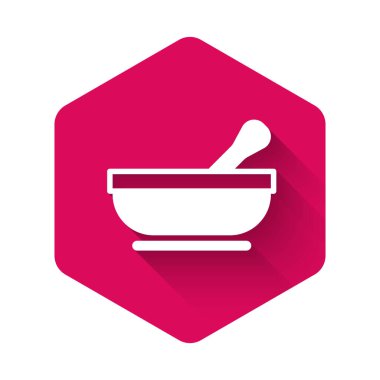 Beyaz havan topu ve tokmak simgesi uzun gölge arkaplanı ile izole edilmiş. Pembe altıgen düğmesi. Vektör